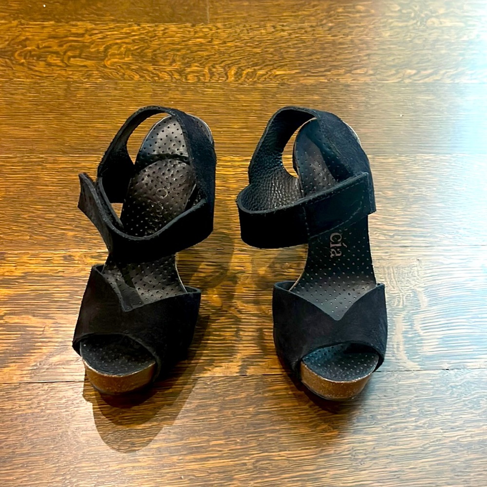 Pedro Garcia used black platform sandals in size 35 1/2.